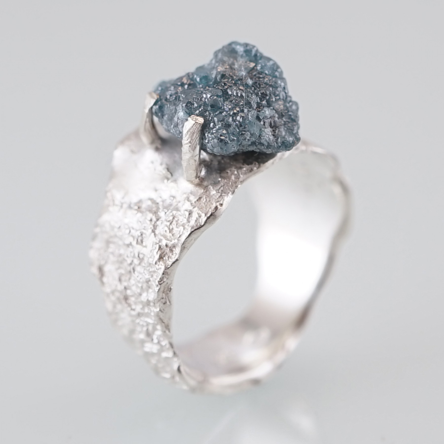 Pierścionek srebrny z niebieskim diamentem